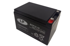Rechteckige Gel-Batterie der Marke Landport mit der Modellbezeichnung EVX12-15. Das Gehäuse ist dunkel und trägt ein silberfarbenes, ovales Markenzeichen mit den Buchstaben 'LP'. Auf der Vorderseite stehen technische Angaben, darunter '12V', '15Ah' und Hinweise zur Entsorgung. Zwei Anschlussklemmen befinden sich oben rechts, eine mit roter und eine mit schwarzer Markierung.