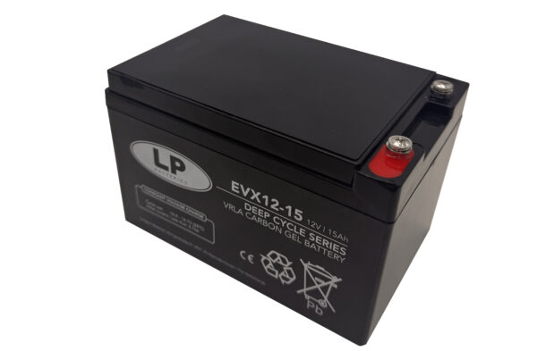 Rechteckige Gel-Batterie der Marke Landport mit der Modellbezeichnung EVX12-15. Das Gehäuse ist dunkel und trägt ein silberfarbenes, ovales Markenzeichen mit den Buchstaben 'LP'. Auf der Vorderseite stehen technische Angaben, darunter '12V', '15Ah' und Hinweise zur Entsorgung. Zwei Anschlussklemmen befinden sich oben rechts, eine mit roter und eine mit schwarzer Markierung.