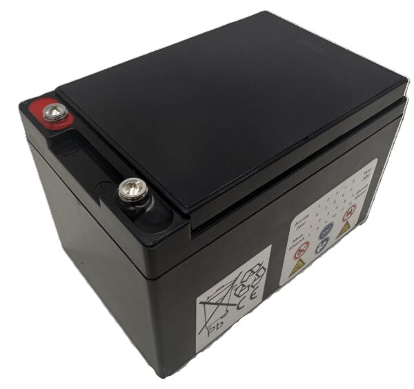Rechteckige Gel-Batterie der Marke Landport mit einer Kapazität von 100 Ah und 12 Volt. Das Gehäuse ist dunkel und besitzt oben zwei Metallpole, einen mit rotem und einen mit schwarzem Rand. An der Seite befinden sich mehrere Aufkleber mit Symbolen und technischen Angaben. Die Oberfläche ist glatt und ohne sichtbare Bedienelemente.