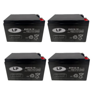 EVX12-15 4 Stück Vier identische, quaderförmige 12-Volt-Gel-Batterien der Marke Landport stehen nebeneinander. Jede Batterie trägt die Modellbezeichnung 'EVX12-15' und die Kapazitätsangabe '15Ah' auf der Vorderseite. Die Gehäuse sind schwarz, die Aufdrucke weiß. Auf jeder Batterie sind technische Symbole, Warnhinweise und Produktinformationen klar lesbar. Die Pole und Anschlüsse befinden sich oben rechts auf jeder Batterie.