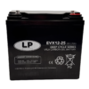 Rechteckiger Akku Landport EVX 12V 25Ah mit schwarzem Gehäuse. Auf der Vorderseite sind weiße Aufdrucke mit technischen Angaben, Symbolen und dem Markenlogo zu sehen. Die obere Kante zeigt zwei unterschiedlich farbige Anschlussklemmen, eine rot und eine schwarz. Die Beschriftung enthält unter anderem die Modellbezeichnung, Spannung und Kapazität sowie Hinweise zur konstanten Ladespannung und Symbole für Recycling und Blei.