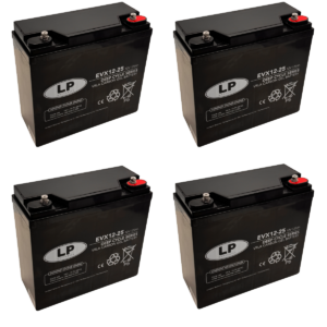 Vier identische, quaderförmige Batterien mit schwarzem Gehäuse und abgerundeten Kanten stehen in einem Rastermuster. Jede Batterie trägt ein ovales, silberfarbenes Etikett mit der Aufschrift 'LP' sowie weitere technische Angaben und Symbole. Die Pole sind oben angebracht, wobei jeweils ein roter und ein schwarzer Anschluss sichtbar sind. Die Batterien stehen aufrecht und sind gleichmäßig angeordnet.