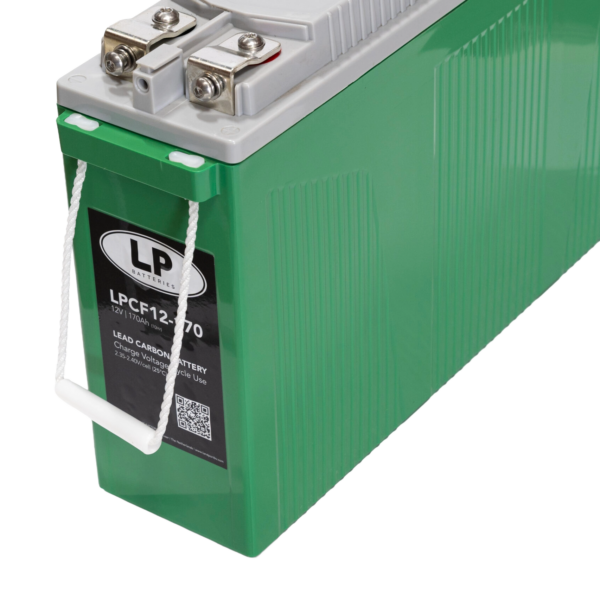 Vorderansicht einer Landport Carbon-Batterie LPCF12-170 mit Frontzugang. Das Gehäuse ist grün, die Oberseite grau. Zwei Metallanschlüsse mit Schrauben befinden sich oben links. Auf der Vorderseite ist ein schwarzes Etikett mit weißer Aufschrift angebracht, das den Modellnamen, die Produktbezeichnung und einen QR-Code zeigt. Zwei weiße Tragebänder sind an der Batterie befestigt.