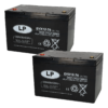 Zwei Batterien der Marke Landport stehen nebeneinander. Beide Batterien sind quaderförmig und schwarz, mit einem weißen Etikett auf der Vorderseite. Auf dem Etikett steht die Modellbezeichnung 'EVX12-76', die Spannung '12V', die Kapazität '76Ah' sowie weitere technische Angaben. Oben auf den Batterien befinden sich zwei Anschlussklemmen, jeweils eine rot und eine schwarz markiert. Die Oberfläche ist glatt, die Kanten sind klar definiert.