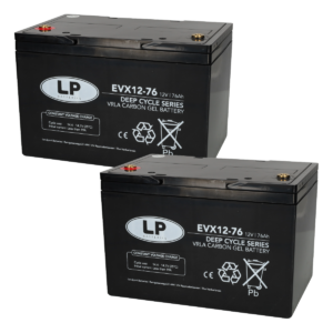 EVX12-75 24V Zwei Batterien der Marke Landport stehen nebeneinander. Beide Batterien sind quaderförmig und schwarz, mit einem weißen Etikett auf der Vorderseite. Auf dem Etikett steht die Modellbezeichnung 'EVX12-76', die Spannung '12V', die Kapazität '76Ah' sowie weitere technische Angaben. Oben auf den Batterien befinden sich zwei Anschlussklemmen, jeweils eine rot und eine schwarz markiert. Die Oberfläche ist glatt, die Kanten sind klar definiert.