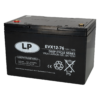 Im Vordergrund steht eine rechteckige Batterie der Marke Landport mit der Modellbezeichnung EVX12-76. Die Batterie ist schwarz und besitzt auf der Oberseite zwei Anschlussklemmen, eine rot markiert und eine goldfarben. Auf der Frontseite sind technische Angaben deutlich lesbar: Die Batterie hat eine Spannung von 12 Volt und eine Kapazität von 76 Ah. Es handelt sich um eine VRLA Carbon Gel Batterie aus der Deep Cycle Series. Weitere Informationen wie Ladezyklen und Herstelleradresse sind ebenfalls aufgedruckt. Das LP-Logo ist prominent platziert.