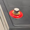 Nahaufnahme des M6-Anschlusses eines Landport EVX12-76 Akkus mit 76Ah und 12V, sichtbar sind eine sechskantige Schraube, eine Unterlegscheibe und ein roter Isolierring auf schwarzem Gehäuse